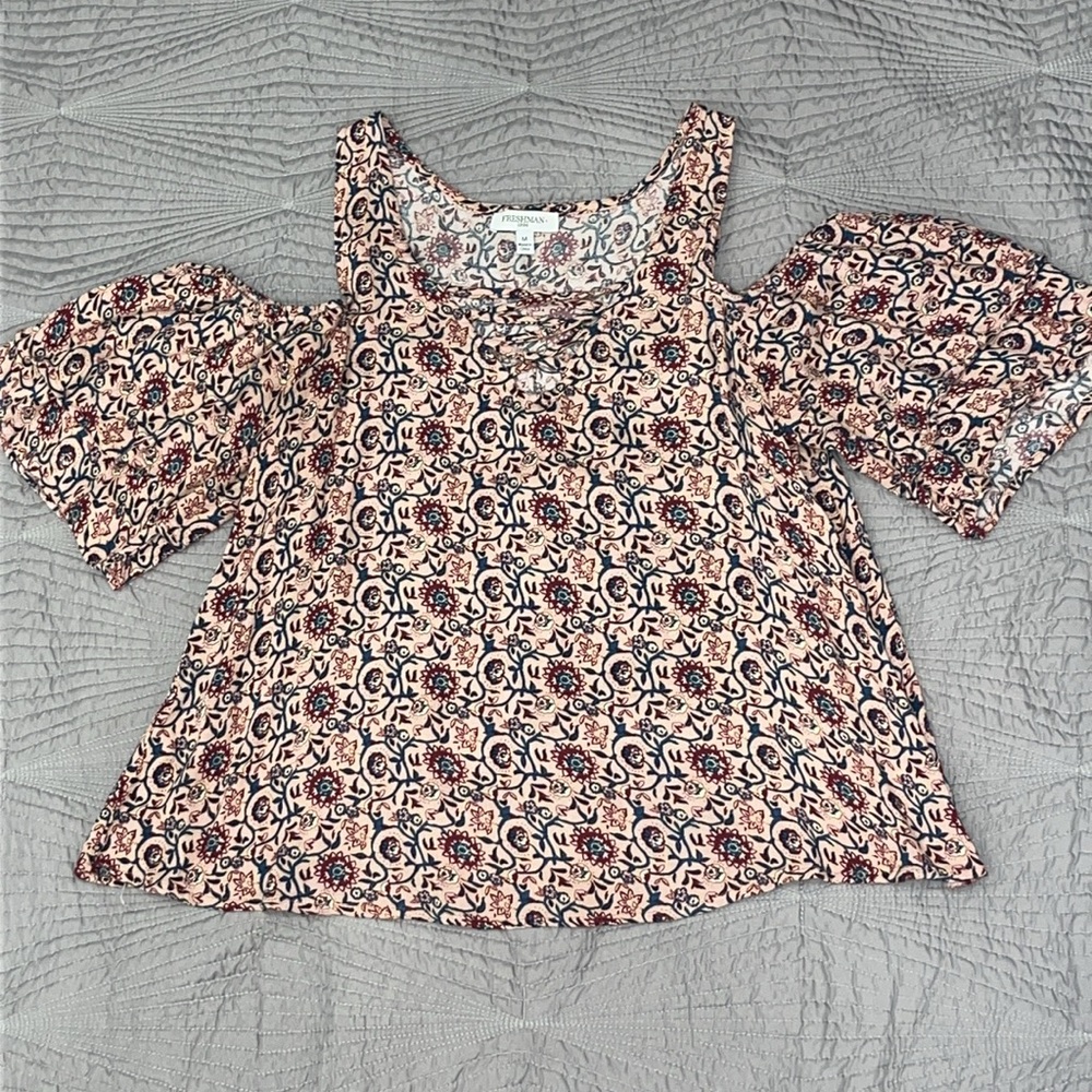 Freshman 1996 Women’s cold shoulder flutter sleeve pink floral blouse size M